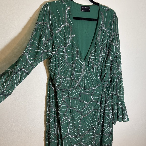 ASOS design 14 embellished wrap midi dress with scallop design in green - Picture 12 of 14